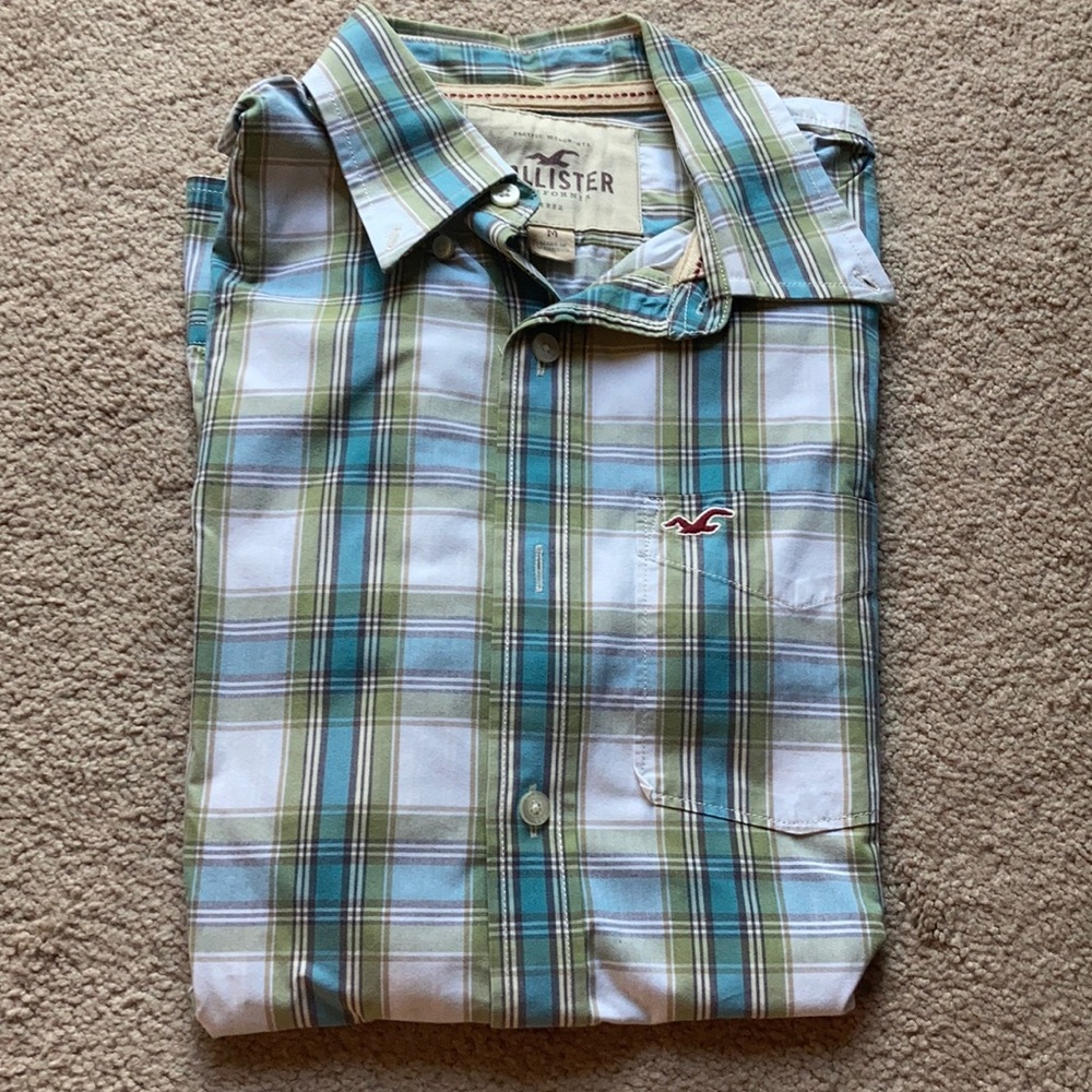 Button down hollister shirt! Barely worn!
